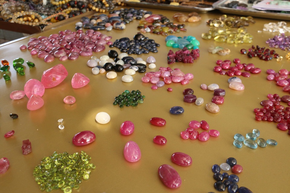 Nhóm người bất ngờ ôm trọn 3,5 tỷ đồng từ một viên đá thô xù xì - 1 Nhóm người bất ngờ ôm trọn 3,5 tỷ đồng từ một viên đá thô xù xì - 1