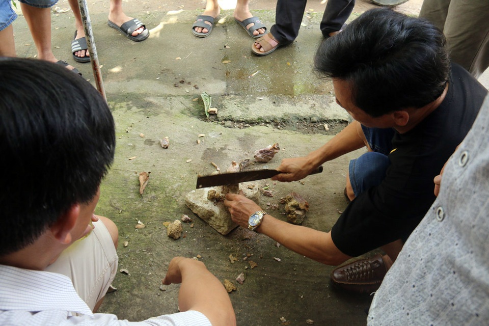 Nhóm người bất ngờ ôm trọn 3,5 tỷ đồng từ một viên đá thô xù xì - 2 Nhóm người bất ngờ ôm trọn 3,5 tỷ đồng từ một viên đá thô xù xì - 2