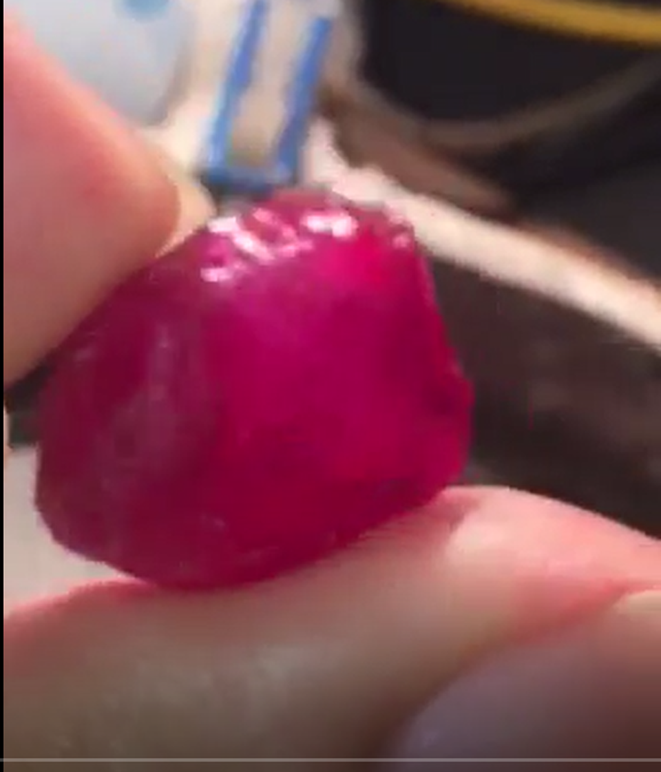 Nhóm người bất ngờ ôm trọn 3,5 tỷ đồng từ một viên đá thô xù xì - 4 Nhóm người bất ngờ ôm trọn 3,5 tỷ đồng từ một viên đá thô xù xì - 4