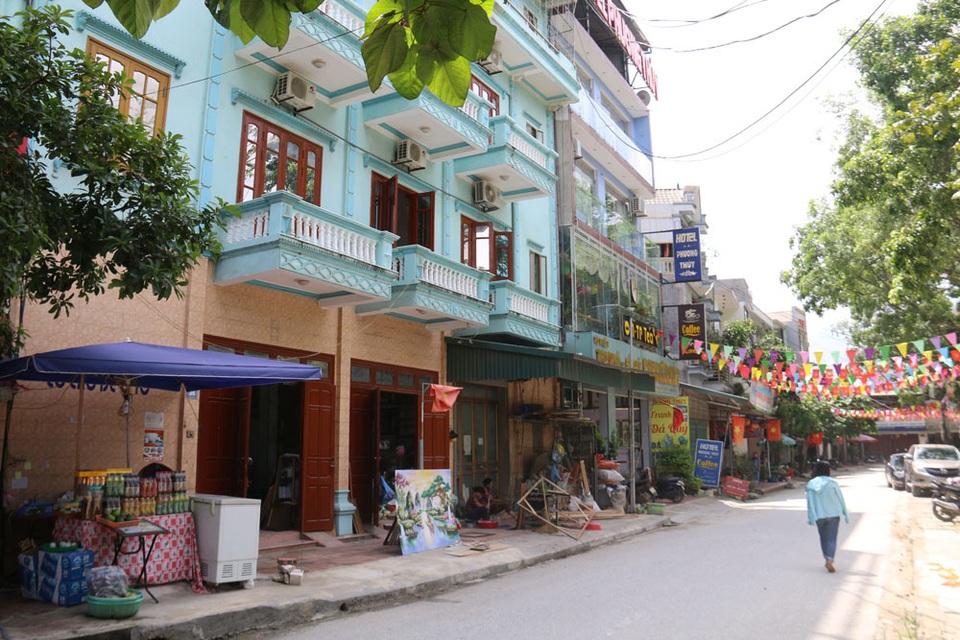 Nhóm người bất ngờ ôm trọn 3,5 tỷ đồng từ một viên đá thô xù xì - 5 Nhóm người bất ngờ ôm trọn 3,5 tỷ đồng từ một viên đá thô xù xì - 5