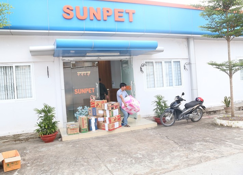 Khởi tố đối tượng bán dung môi trong đường dây sản xuất xăng giả của đại gia Trịnh Sướng - 2 Khởi tố đối tượng bán dung môi trong đường dây sản xuất xăng giả của đại gia Trịnh Sướng - 2