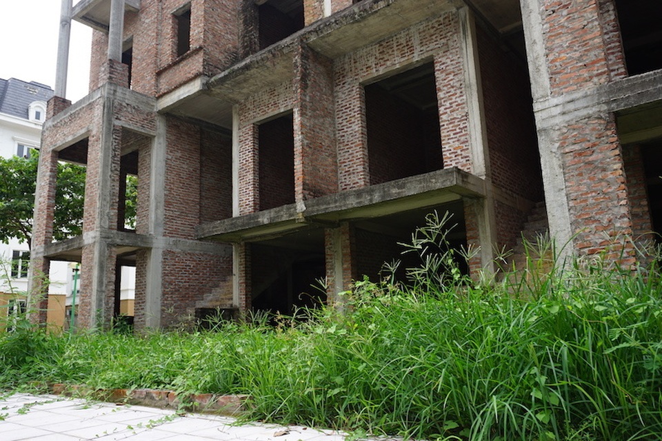 Cận cảnh hàng loạt biệt thự bỏ hoang ở “phố nhà giàu” ngoại ô Hà Nội - 9 Cận cảnh hàng loạt biệt thự bỏ hoang ở “phố nhà giàu” ngoại ô Hà Nội - 9