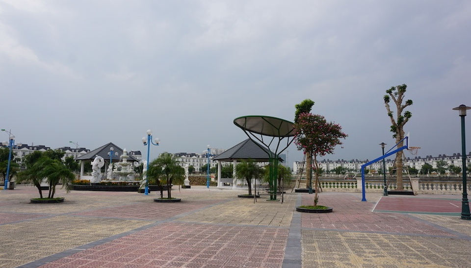 Cận cảnh hàng loạt biệt thự bỏ hoang ở “phố nhà giàu” ngoại ô Hà Nội - 10 Cận cảnh hàng loạt biệt thự bỏ hoang ở “phố nhà giàu” ngoại ô Hà Nội - 10