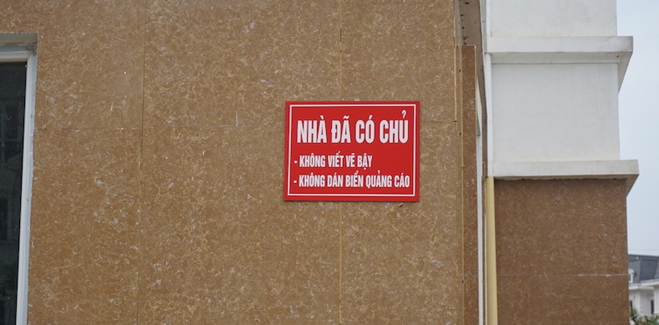 Cận cảnh hàng loạt biệt thự bỏ hoang ở “phố nhà giàu” ngoại ô Hà Nội - 4 Cận cảnh hàng loạt biệt thự bỏ hoang ở “phố nhà giàu” ngoại ô Hà Nội - 4