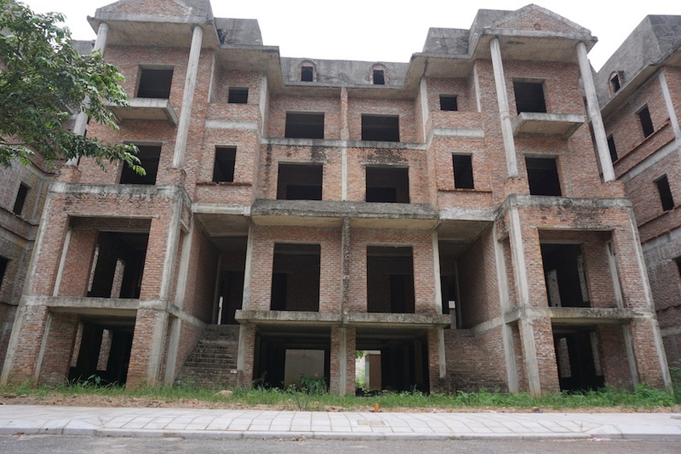 Cận cảnh hàng loạt biệt thự bỏ hoang ở “phố nhà giàu” ngoại ô Hà Nội - 3 Cận cảnh hàng loạt biệt thự bỏ hoang ở “phố nhà giàu” ngoại ô Hà Nội - 3