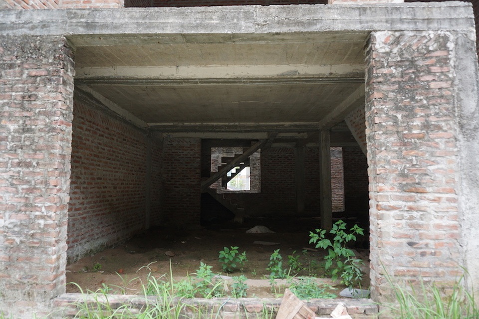 Cận cảnh hàng loạt biệt thự bỏ hoang ở “phố nhà giàu” ngoại ô Hà Nội - 5 Cận cảnh hàng loạt biệt thự bỏ hoang ở “phố nhà giàu” ngoại ô Hà Nội - 5