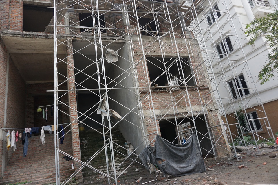 Cận cảnh hàng loạt biệt thự bỏ hoang ở “phố nhà giàu” ngoại ô Hà Nội - 6 Cận cảnh hàng loạt biệt thự bỏ hoang ở “phố nhà giàu” ngoại ô Hà Nội - 6