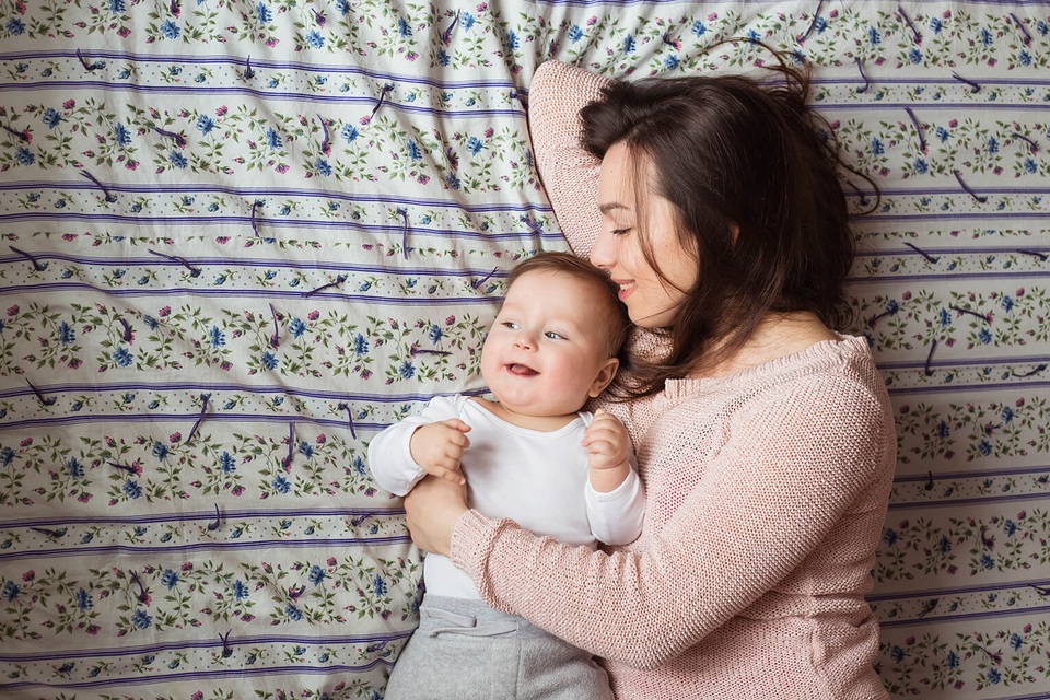 Phụ nữ dễ bị rối loạn kinh nguyệt vì chiều chồng quá sớm sau khi sinh - 2