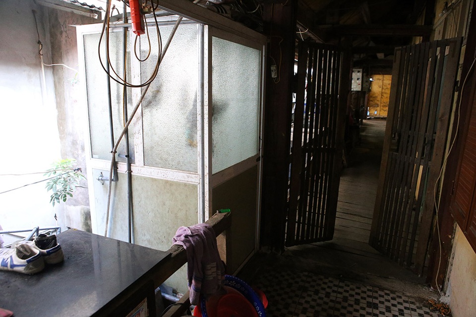 Cuộc sống như từ thế kỷ trước trong khu nhà gỗ ở Hà Nội - 9 Cuộc sống như từ thế kỷ trước trong khu nhà gỗ ở Hà Nội - 9
