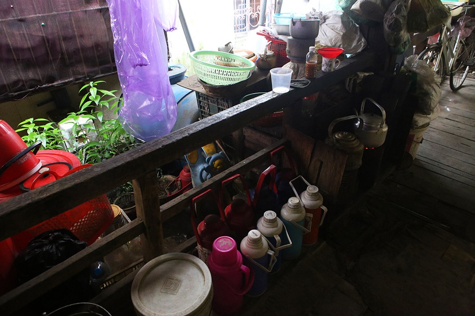 Cuộc sống như từ thế kỷ trước trong khu nhà gỗ ở Hà Nội - 5 Cuộc sống như từ thế kỷ trước trong khu nhà gỗ ở Hà Nội - 5