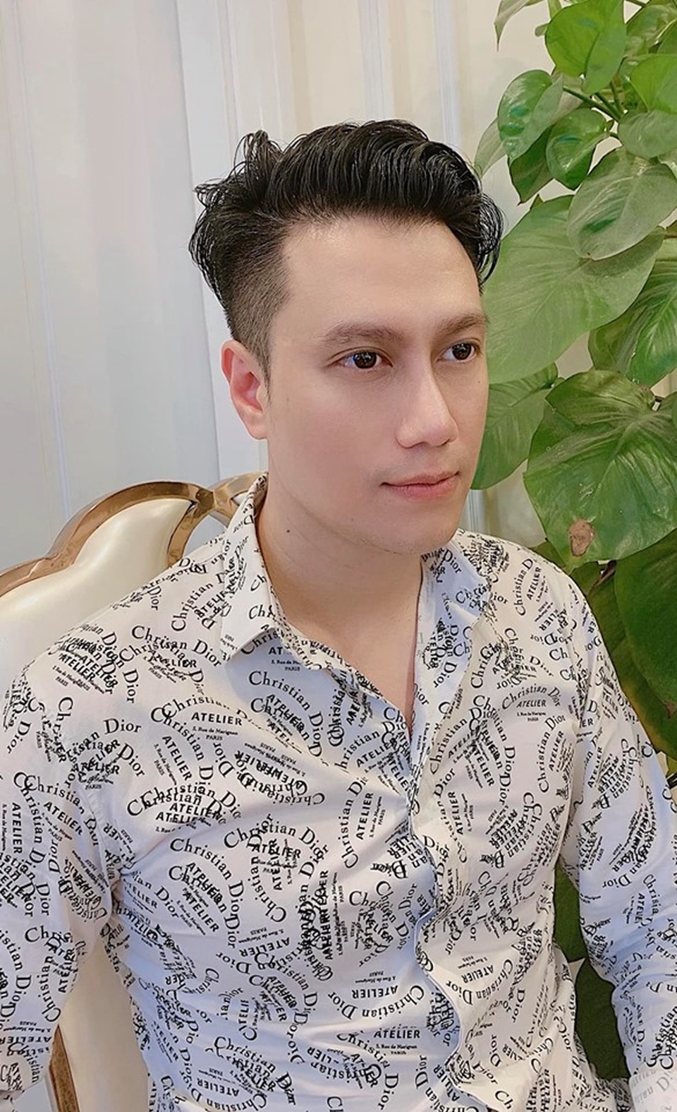 Việt Anh khác lạ sau 1 tháng “dao kéo”, phủ nhận “hạ gò má, mở hốc mắt” - 2 Việt Anh khác lạ sau 1 tháng “dao kéo”, phủ nhận “hạ gò má, mở hốc mắt” - 2