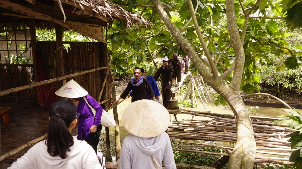 Đàn cá lóc biết “nhảy múa” trên mặt nước ở Cần Thơ, thu về 70 triệu mỗi tháng - 2 Đàn cá lóc biết “nhảy múa” trên mặt nước ở Cần Thơ, thu về 70 triệu mỗi tháng - 2