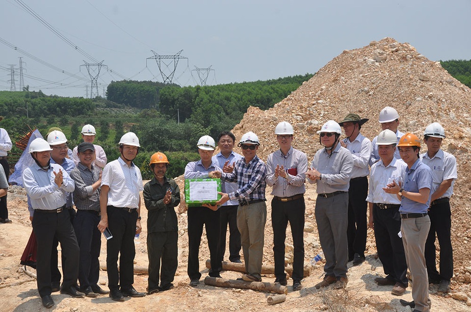 Phó Thủ tướng đốc thúc đường dây 500kV mạch 3 Phó Thủ tướng đốc thúc đường dây 500kV mạch 3