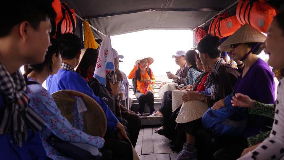 Đàn cá lóc biết “nhảy múa” trên mặt nước ở Cần Thơ, thu về 70 triệu mỗi tháng - 1 Đàn cá lóc biết “nhảy múa” trên mặt nước ở Cần Thơ, thu về 70 triệu mỗi tháng - 1