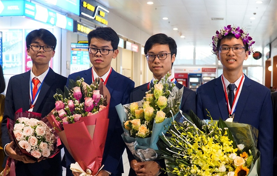 Rộn ràng đón các chàng trai trở về từ Olympic Hóa học quốc tế 2019 - 1 Rộn ràng đón các chàng trai trở về từ Olympic Hóa học quốc tế 2019 - 1