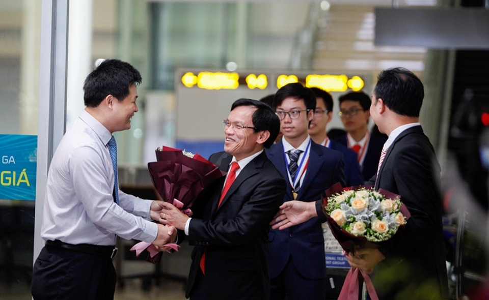 Rộn ràng đón các chàng trai trở về từ Olympic Hóa học quốc tế 2019 - 2 Rộn ràng đón các chàng trai trở về từ Olympic Hóa học quốc tế 2019 - 2