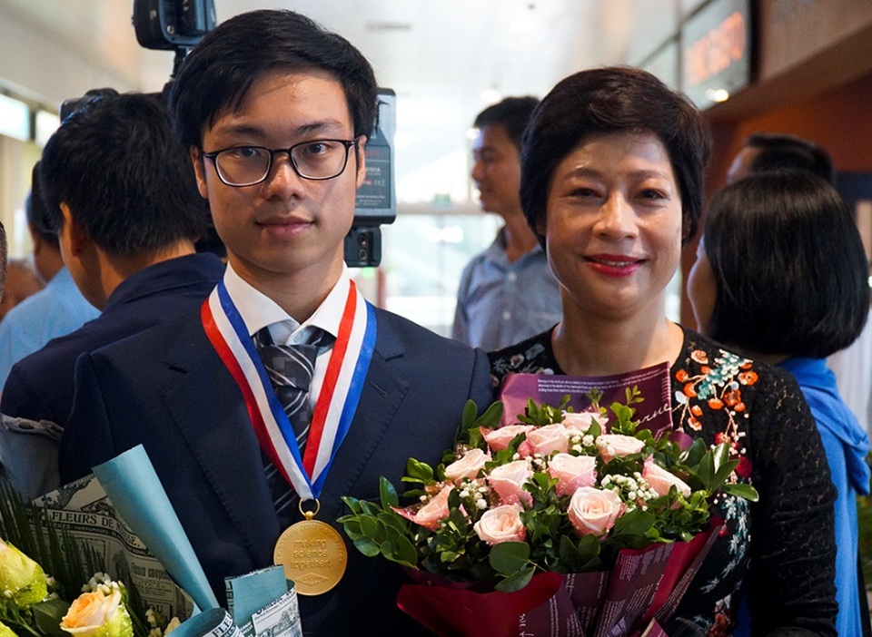 Rộn ràng đón các chàng trai trở về từ Olympic Hóa học quốc tế 2019 - 3 Rộn ràng đón các chàng trai trở về từ Olympic Hóa học quốc tế 2019 - 3