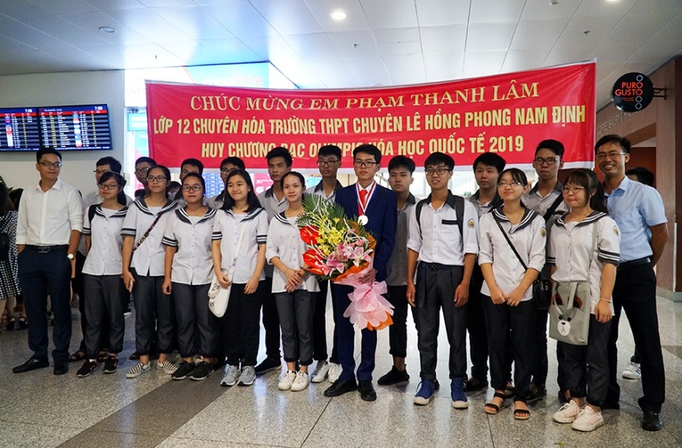 Rộn ràng đón các chàng trai trở về từ Olympic Hóa học quốc tế 2019 - 5 Rộn ràng đón các chàng trai trở về từ Olympic Hóa học quốc tế 2019 - 5