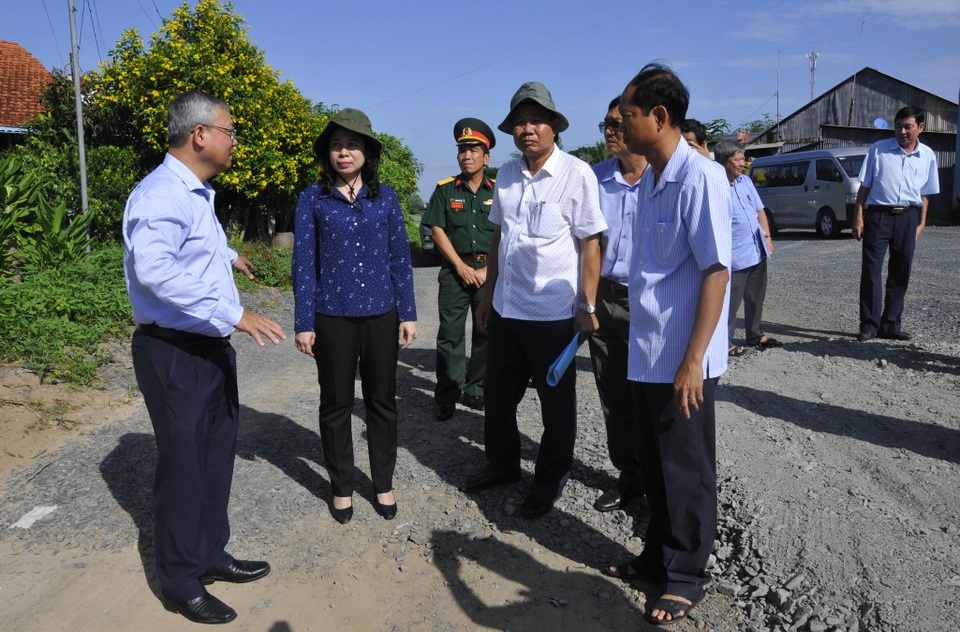 Quốc lộ nguy cơ sạt lở xuống sông Hậu: Lún nứt ngày càng nghiêm trọng - 2 Quốc lộ nguy cơ sạt lở xuống sông Hậu: Lún nứt ngày càng nghiêm trọng - 2