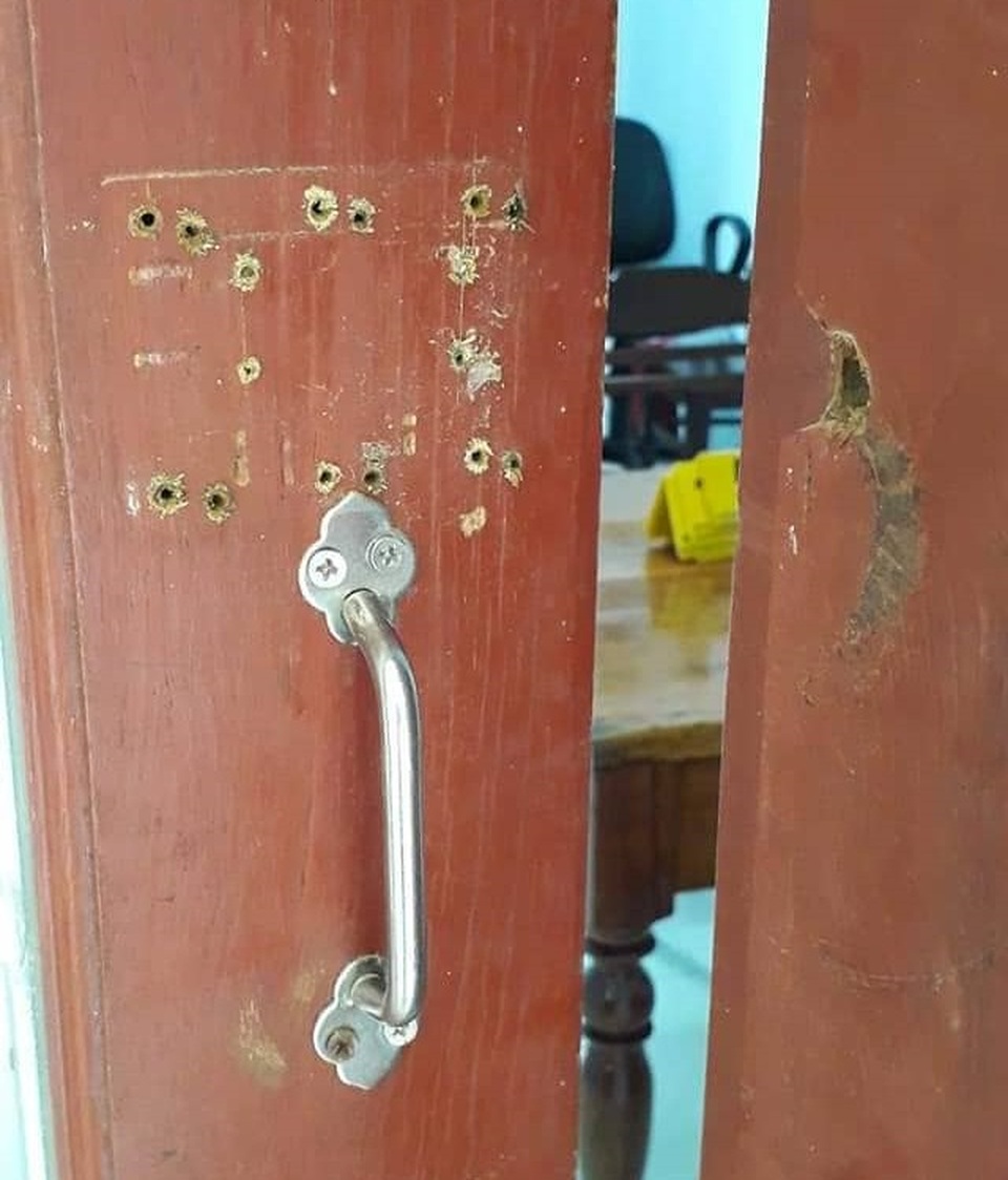 Trộm đột nhập trụ sở xã, khoắng tài sản trị giá gần 100 triệu đồng - 2 Trộm đột nhập trụ sở xã, khoắng tài sản trị giá gần 100 triệu đồng - 2