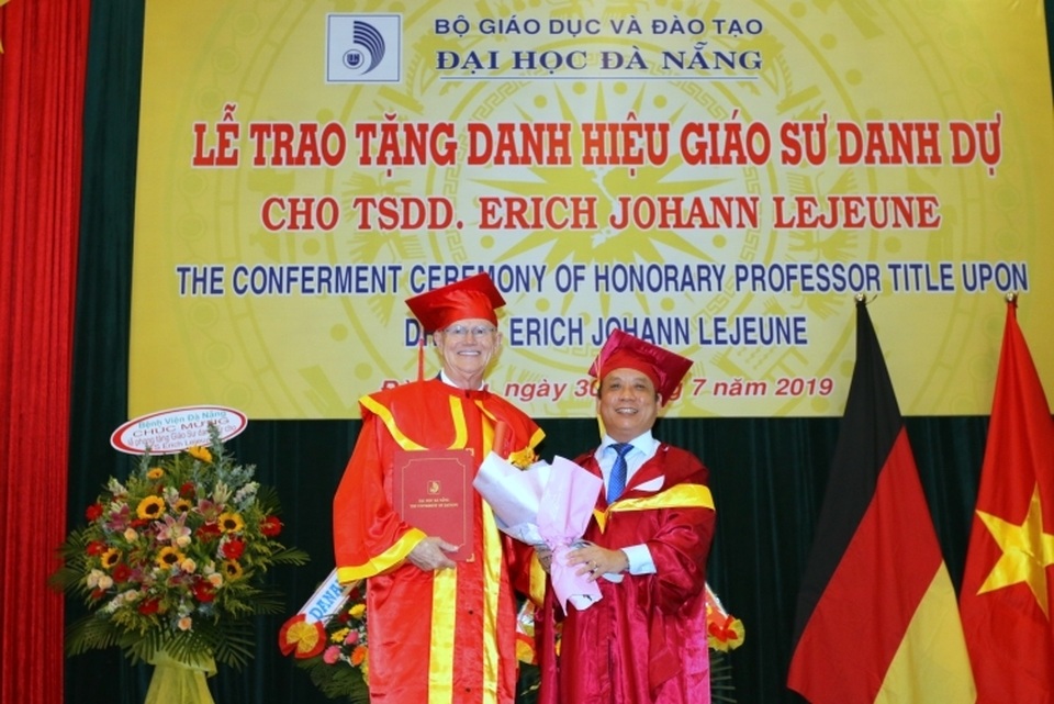 ĐH Đà Nẵng trao danh hiệu Giáo sư danh dự đến tiến sĩ người Đức - 1 ĐH Đà Nẵng trao danh hiệu Giáo sư danh dự đến tiến sĩ người Đức - 1