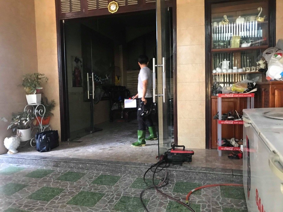 Đổ cả can xăng đốt nhà 2 tầng vì bị từ chối nói chuyện - 1 Đổ cả can xăng đốt nhà 2 tầng vì bị từ chối nói chuyện - 1