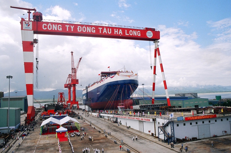 Bán sắt vụn theo cân tàu của Vinalines đóng dở - 1 Bán sắt vụn theo cân tàu của Vinalines đóng dở - 1