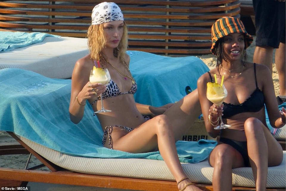 Gigi và Bella Hadid đùa giỡn với sóng biển Hi Lạp - 16 Gigi và Bella Hadid đùa giỡn với sóng biển Hi Lạp - 16