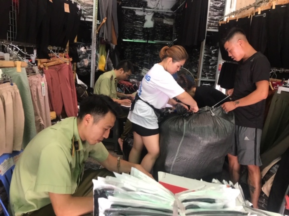Phát hiện hàng nghìn sản phẩm giả mạo hàng hiệu Boss, Hermes, Louis Vuitton... - 1 Phát hiện hàng nghìn sản phẩm giả mạo hàng hiệu Boss, Hermes, Louis Vuitton... - 1