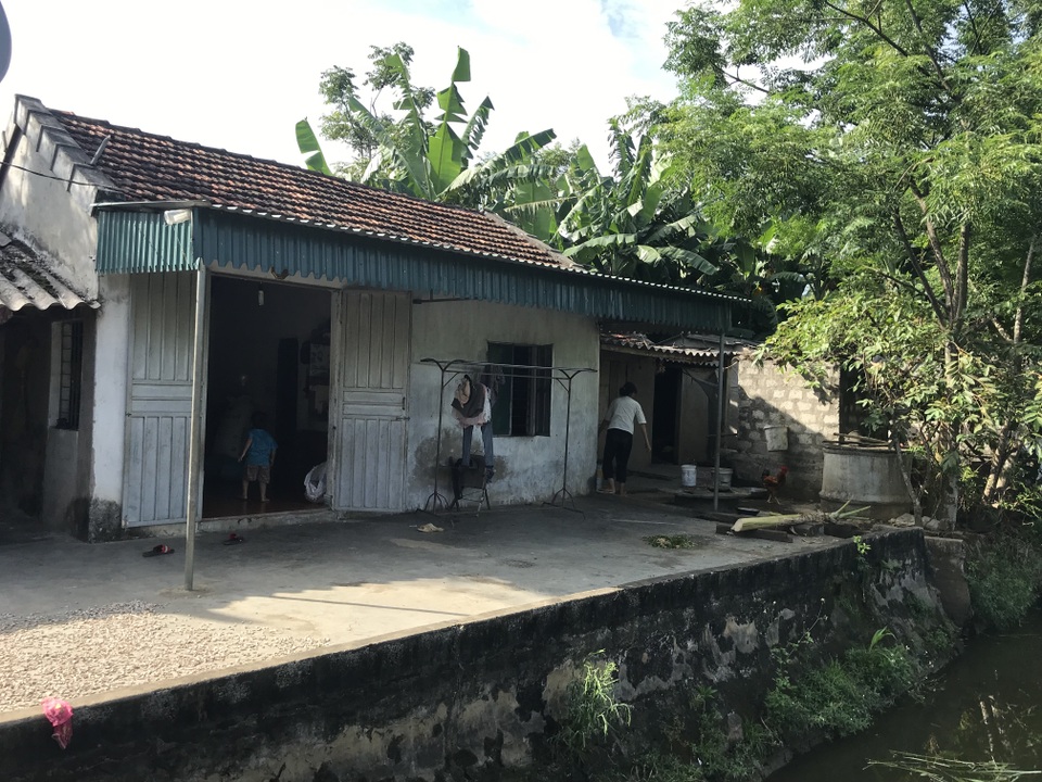 Xót thương những đứa trẻ nheo nhóc lo...người cha không ăn được cơm - 1