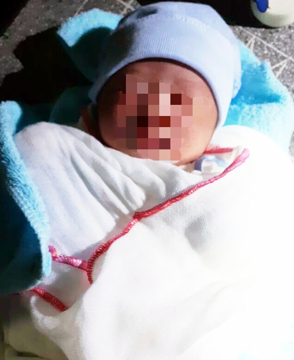 Bé sơ sinh bị bỏ rơi dưới chân cầu giữa đêm khuya - 1 Bé sơ sinh bị bỏ rơi dưới chân cầu giữa đêm khuya - 1