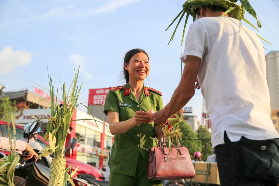 Hô biến lá dừa nước miền Tây thành giỏ hoa, con vật ở Hà Nội, kiếm tiền triệu mỗi ngày - 10 Hô biến lá dừa nước miền Tây thành giỏ hoa, con vật ở Hà Nội, kiếm tiền triệu mỗi ngày - 10
