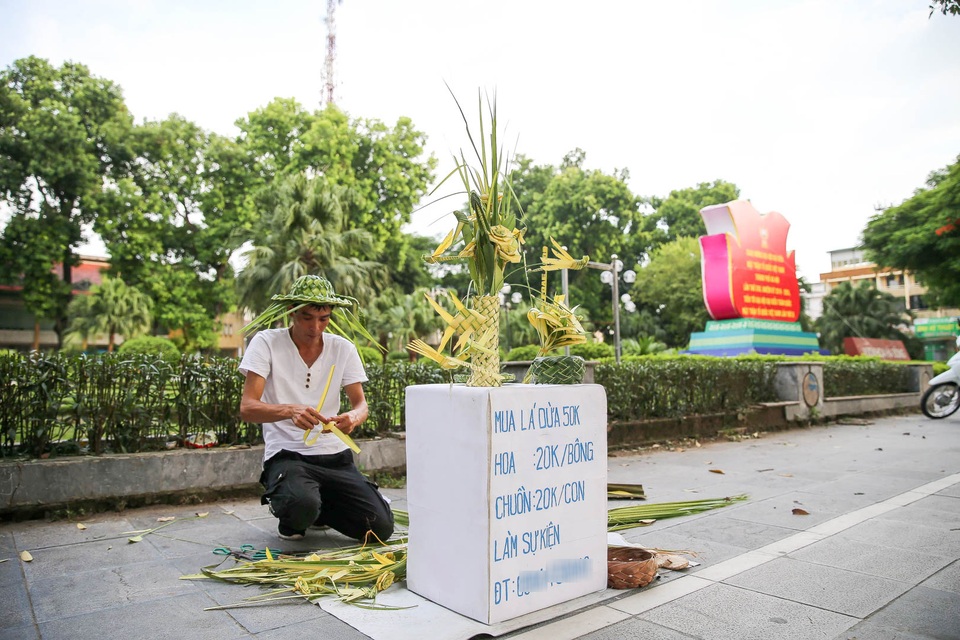 Hô biến lá dừa nước miền Tây thành giỏ hoa, con vật ở Hà Nội, kiếm tiền triệu mỗi ngày - 1 Hô biến lá dừa nước miền Tây thành giỏ hoa, con vật ở Hà Nội, kiếm tiền triệu mỗi ngày - 1