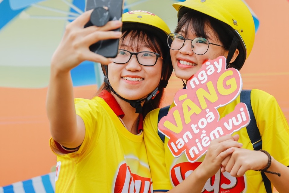 Giới trẻ Sài Gòn phấn khích bởi đoàn diễu hành “phủ vàng” Quận 7 - 1 Giới trẻ Sài Gòn phấn khích bởi đoàn diễu hành “phủ vàng” Quận 7 - 1