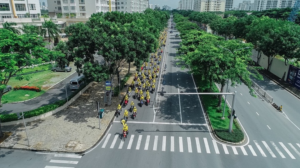 Giới trẻ Sài Gòn phấn khích bởi đoàn diễu hành “phủ vàng” Quận 7 - 3 Giới trẻ Sài Gòn phấn khích bởi đoàn diễu hành “phủ vàng” Quận 7 - 3