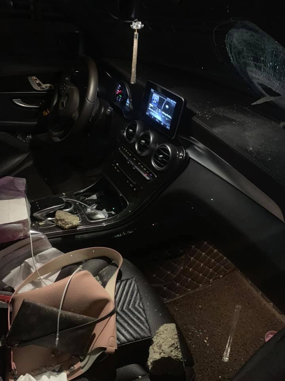 Xe Mercedes bị ném đá vỡ kính trên cao tốc Hà Nội - Thái Nguyên - 3 Xe Mercedes bị ném đá vỡ kính trên cao tốc Hà Nội - Thái Nguyên - 3