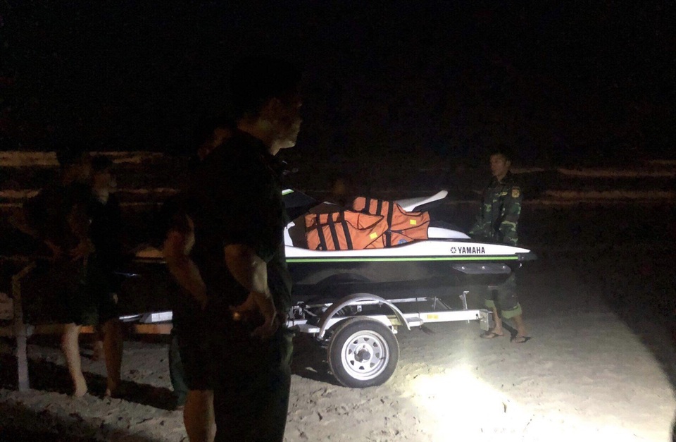 Đang tìm kiếm hai học sinh bị sóng biển cuốn trôi, mất tích ở Đà Nẵng - 1 Đang tìm kiếm hai học sinh bị sóng biển cuốn trôi, mất tích ở Đà Nẵng - 1