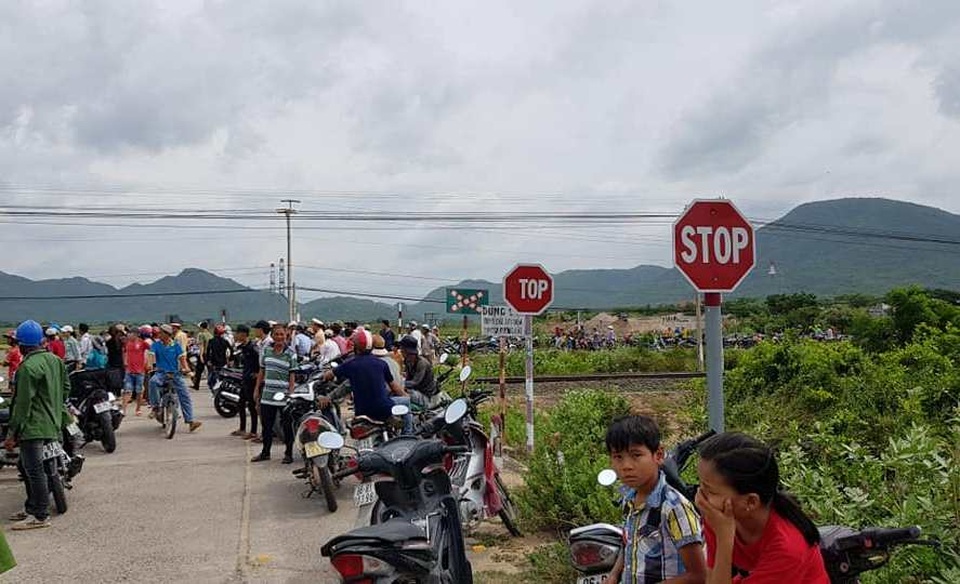 Tàu hỏa húc bay ô tô 16 chỗ, 3 người tử vong - 3 Tàu hỏa húc bay ô tô 16 chỗ, 3 người tử vong - 3