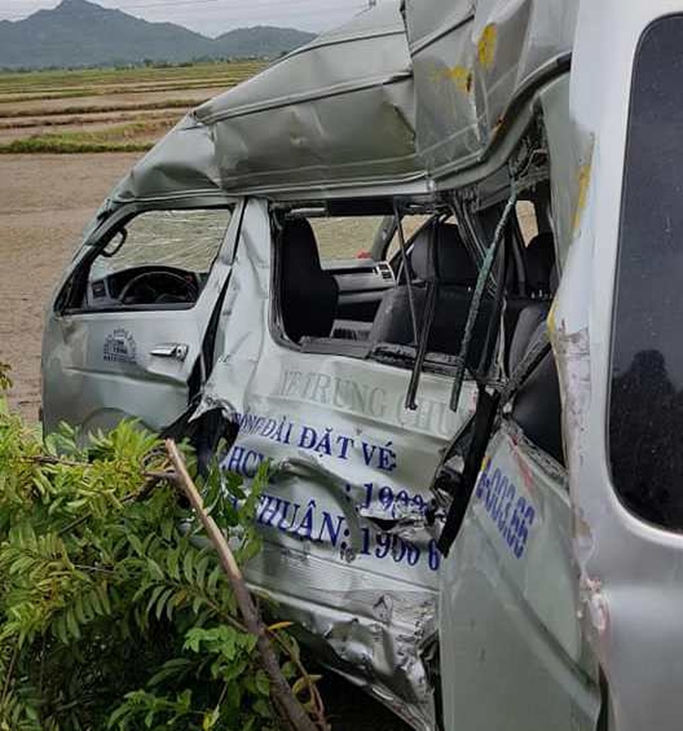 Tàu hỏa húc bay ô tô 16 chỗ, 3 người tử vong - 1 Tàu hỏa húc bay ô tô 16 chỗ, 3 người tử vong - 1