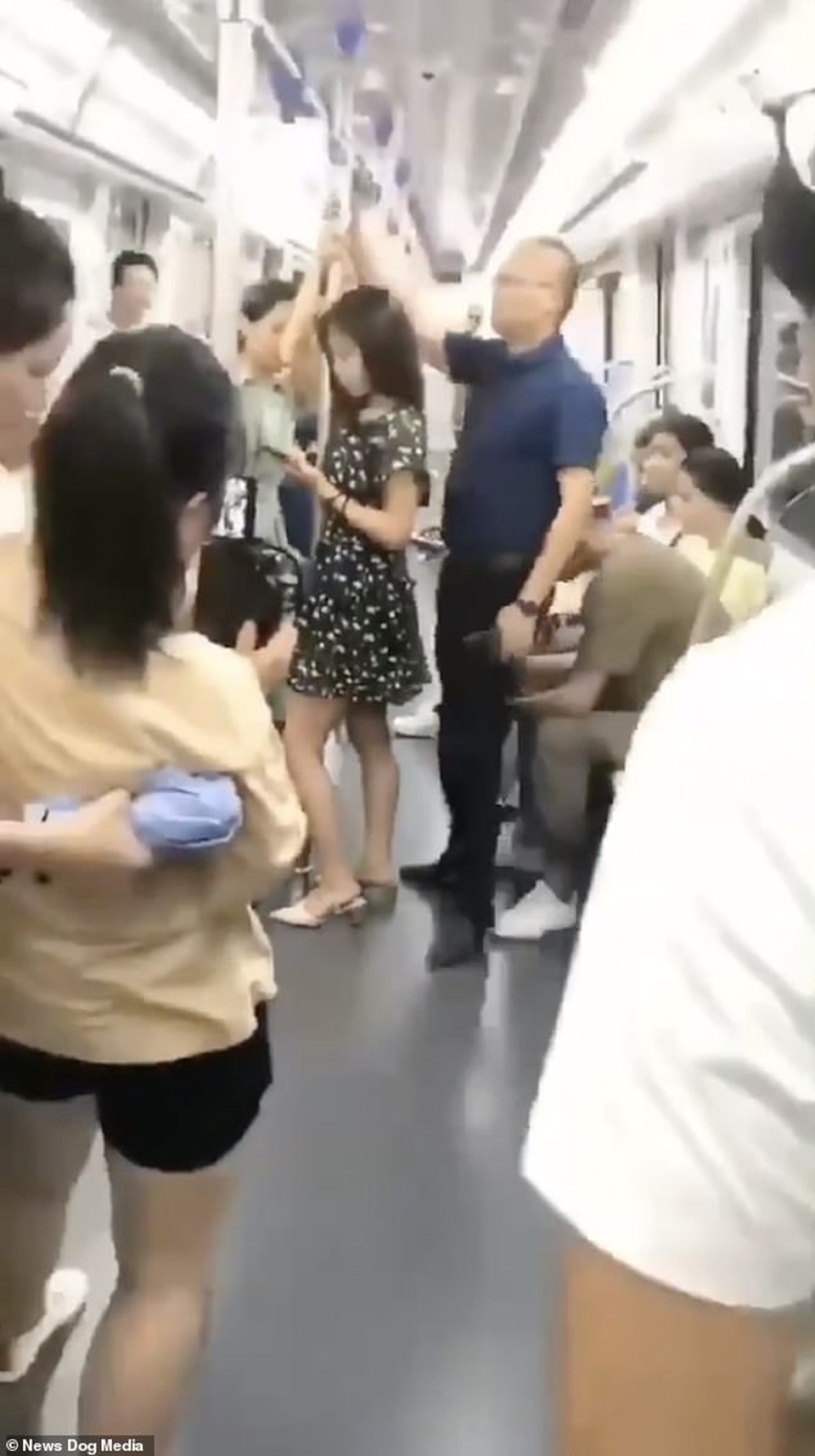 “Yêu râu xanh” đặt điện thoại dưới váy nữ hành khách để quay lén - 3 “Yêu râu xanh” đặt điện thoại dưới váy nữ hành khách để quay lén - 3