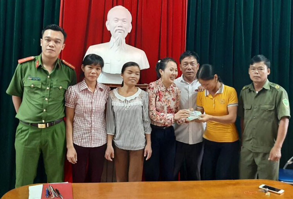 Tuyên dương 3 nữ nông dân trả lại gần 50 triệu đồng cho người đánh rơi - 2 Tuyên dương 3 nữ nông dân trả lại gần 50 triệu đồng cho người đánh rơi - 2