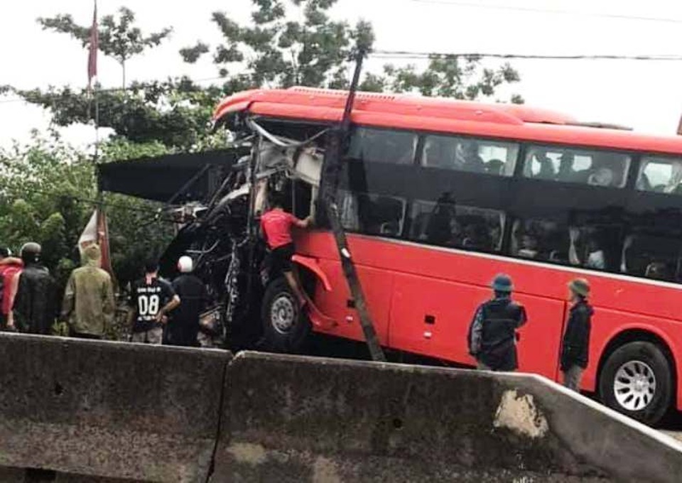 Xe khách lao vào nhà dân, đầu xe nát bét, tài xế bị thương - 1