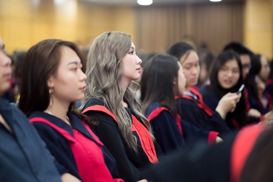 “Bông hồng” Lào gốc Việt xinh đẹp trong lễ tốt nghiệp tại Học viện Ngoại giao - 9 “Bông hồng” Lào gốc Việt xinh đẹp trong lễ tốt nghiệp tại Học viện Ngoại giao - 9