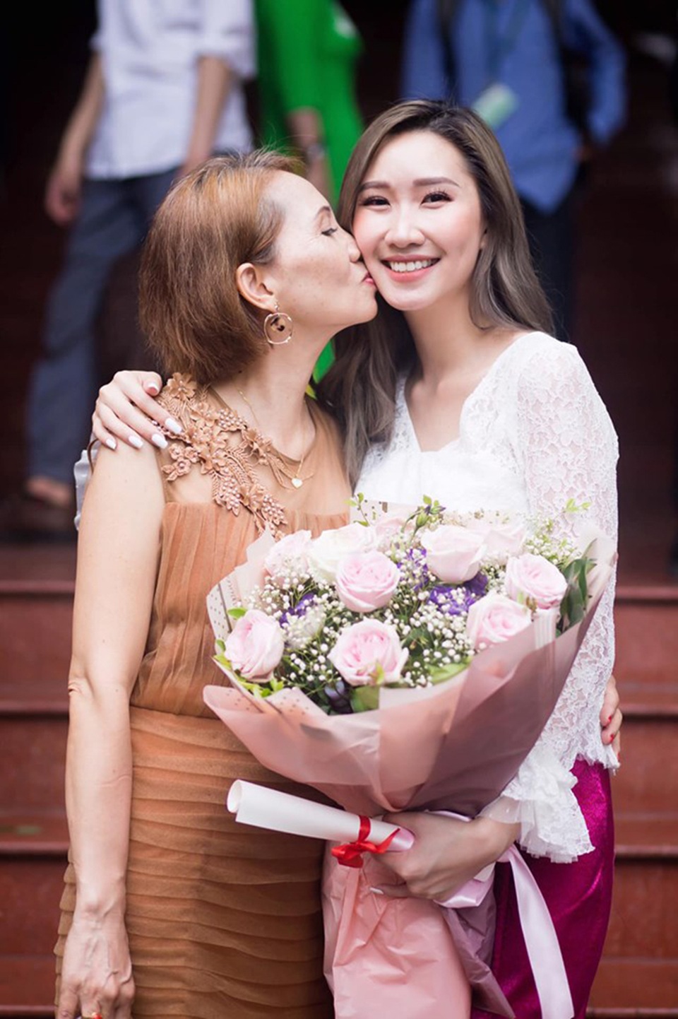“Bông hồng” Lào gốc Việt xinh đẹp trong lễ tốt nghiệp tại Học viện Ngoại giao - 10 “Bông hồng” Lào gốc Việt xinh đẹp trong lễ tốt nghiệp tại Học viện Ngoại giao - 10