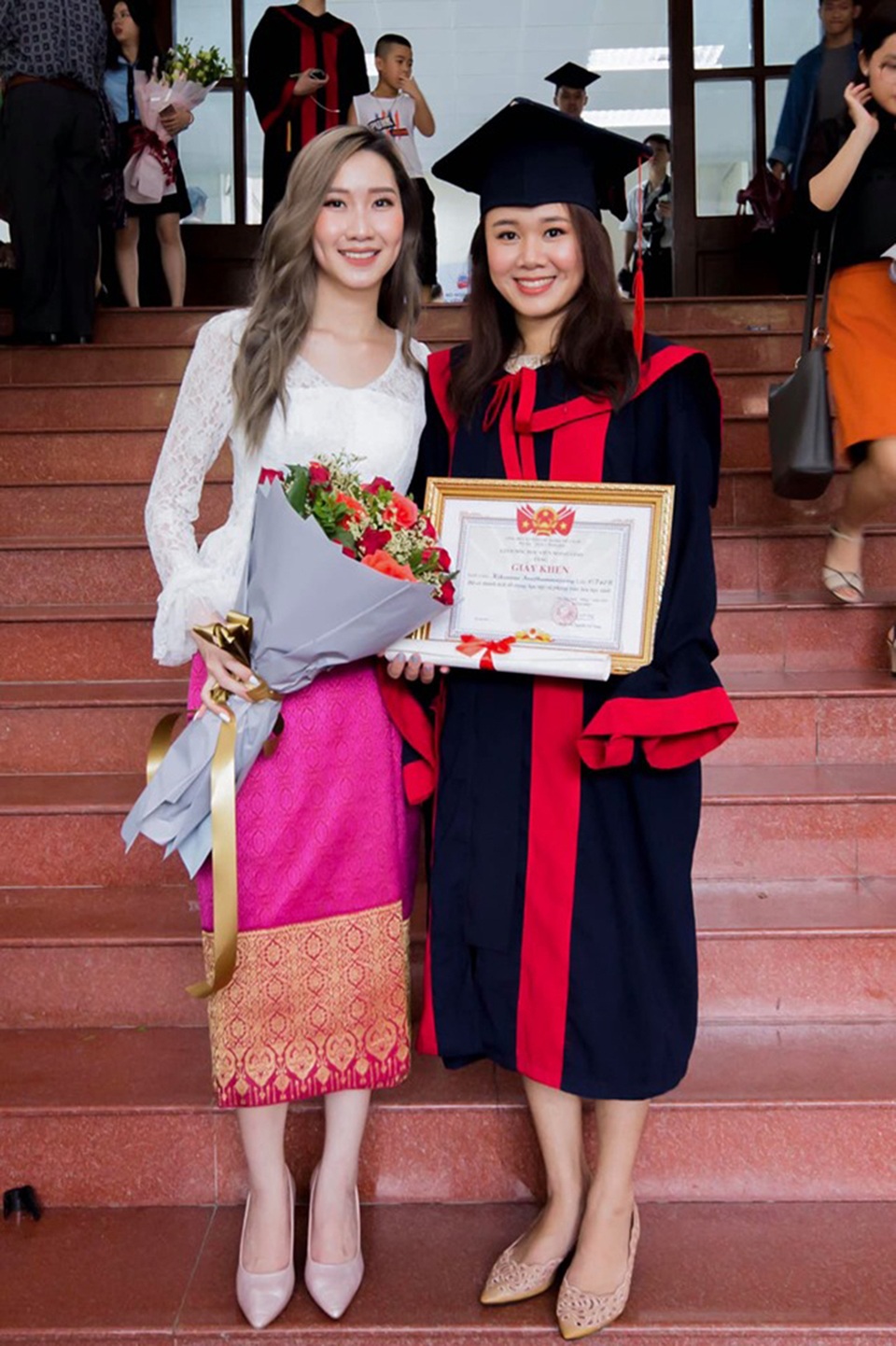 “Bông hồng” Lào gốc Việt xinh đẹp trong lễ tốt nghiệp tại Học viện Ngoại giao - 6 “Bông hồng” Lào gốc Việt xinh đẹp trong lễ tốt nghiệp tại Học viện Ngoại giao - 6