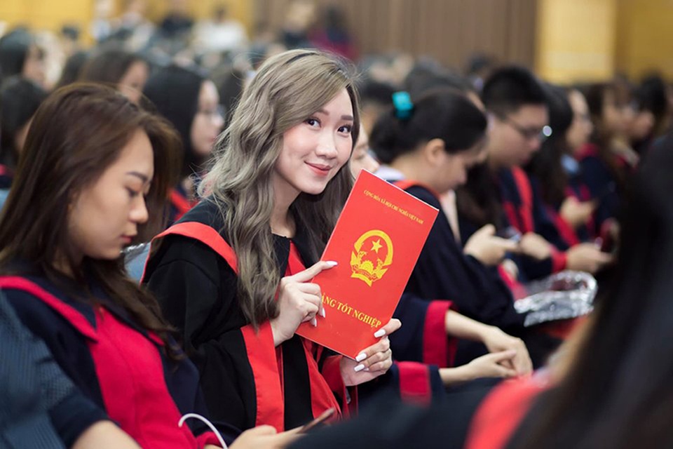 “Bông hồng” Lào gốc Việt xinh đẹp trong lễ tốt nghiệp tại Học viện Ngoại giao - 8 “Bông hồng” Lào gốc Việt xinh đẹp trong lễ tốt nghiệp tại Học viện Ngoại giao - 8