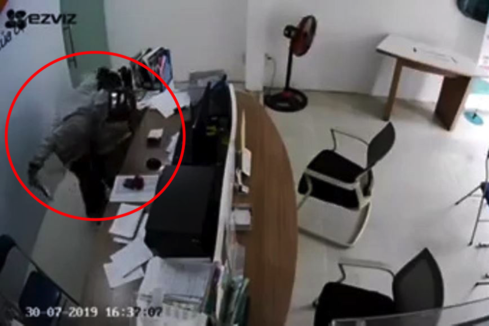 Nữ nhân viên viễn thông quật ngã tên cướp đang kề dao vào cổ - 1 Nữ nhân viên viễn thông quật ngã tên cướp đang kề dao vào cổ - 1