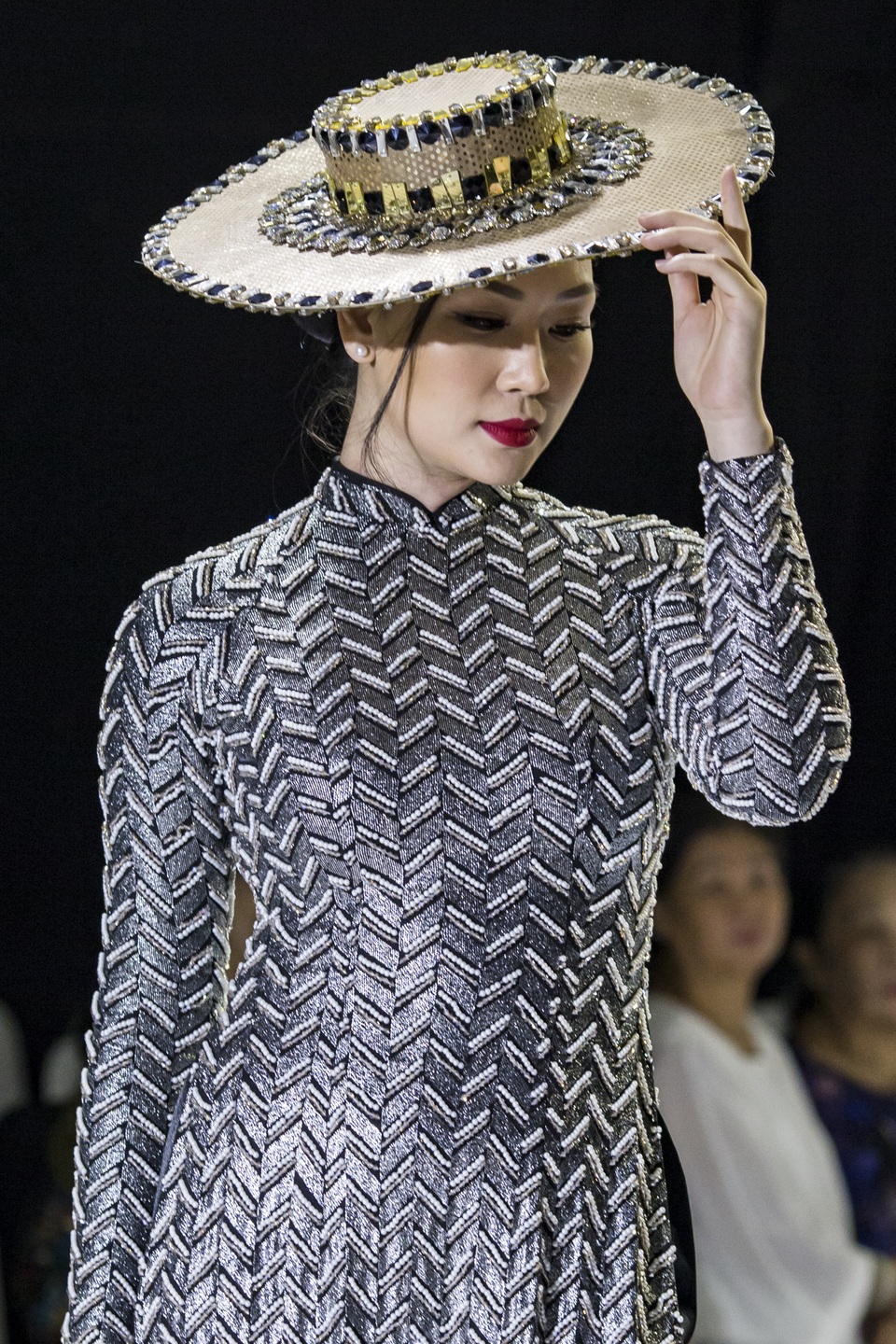 NSND Hồng Vân cùng dàn sao phim đình đám bất ngờ làm người mẫu - 10 NSND Hồng Vân cùng dàn sao phim đình đám bất ngờ làm người mẫu - 10