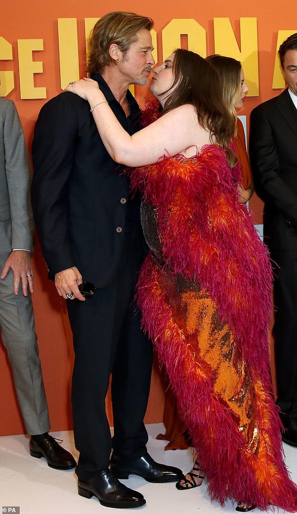 Brad Pitt bất ngờ nhận được nụ hôn vội của nữ đồng nghiệp - 2 Brad Pitt bất ngờ nhận được nụ hôn vội của nữ đồng nghiệp - 2