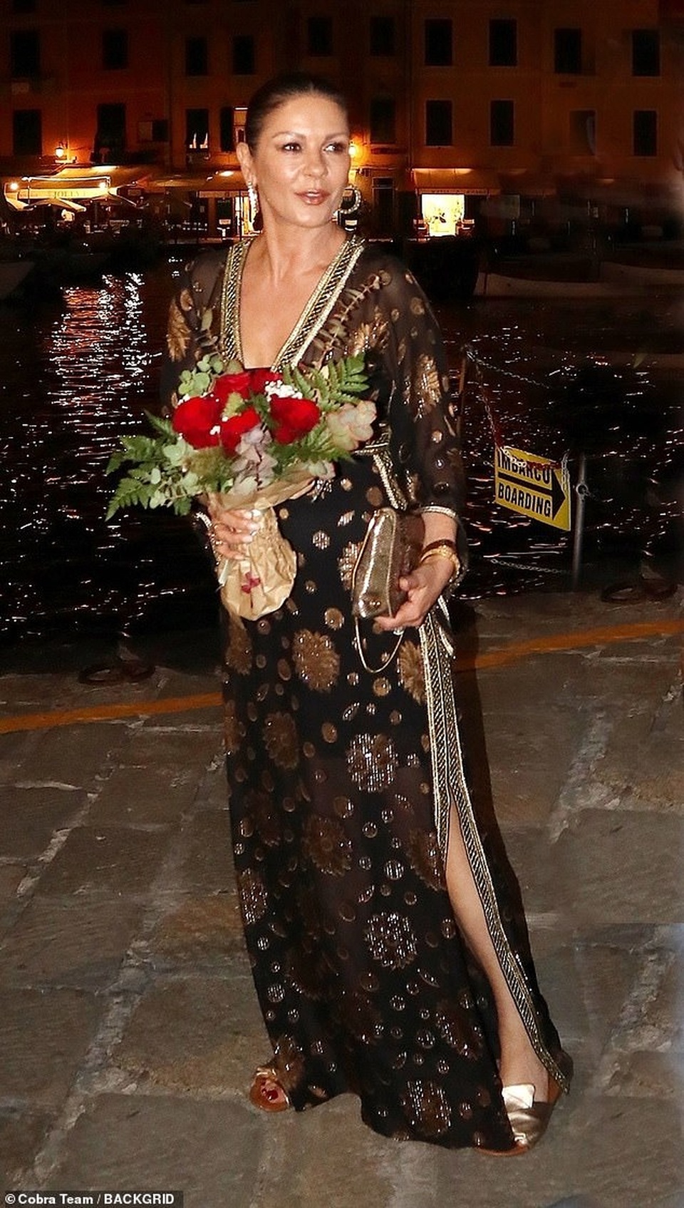 Catherine Zeta-Jones và chồng hơn 25 tuổi đi nghỉ hè ở Ý - 3 Catherine Zeta-Jones và chồng hơn 25 tuổi đi nghỉ hè ở Ý - 3